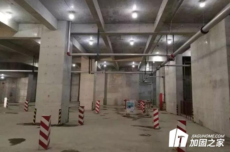 運(yùn)用先進(jìn)的加固改造設(shè)備對(duì)廠房進(jìn)行施工