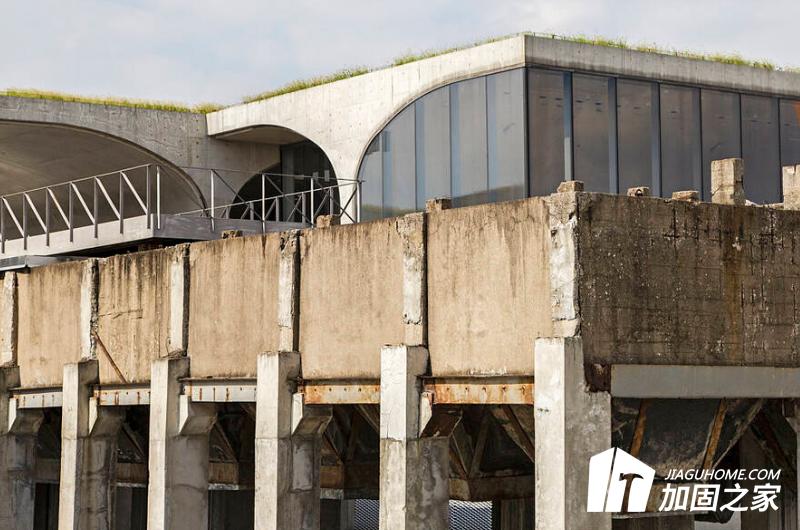 舊廠房改造，重建與違建值得關注