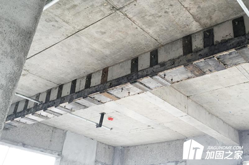 在板四角配置角筋，即輻射筋。