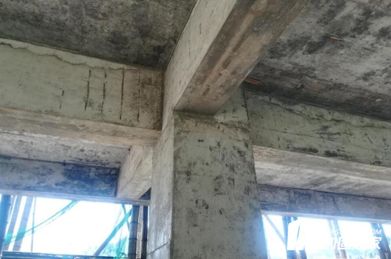 現(xiàn)澆板上不要過(guò)早上人、堆料、施荷加載。