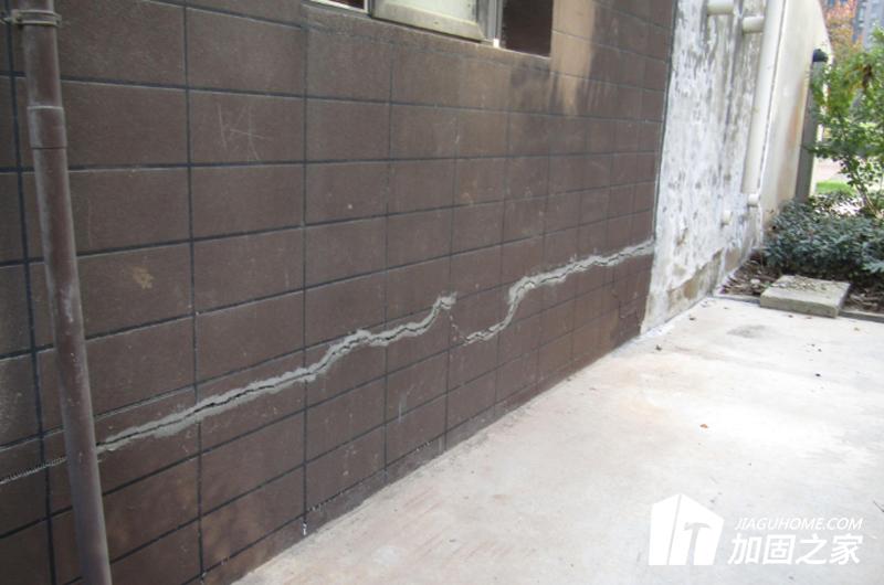 地基下沉出現(xiàn)裂縫，需要怎么處理?