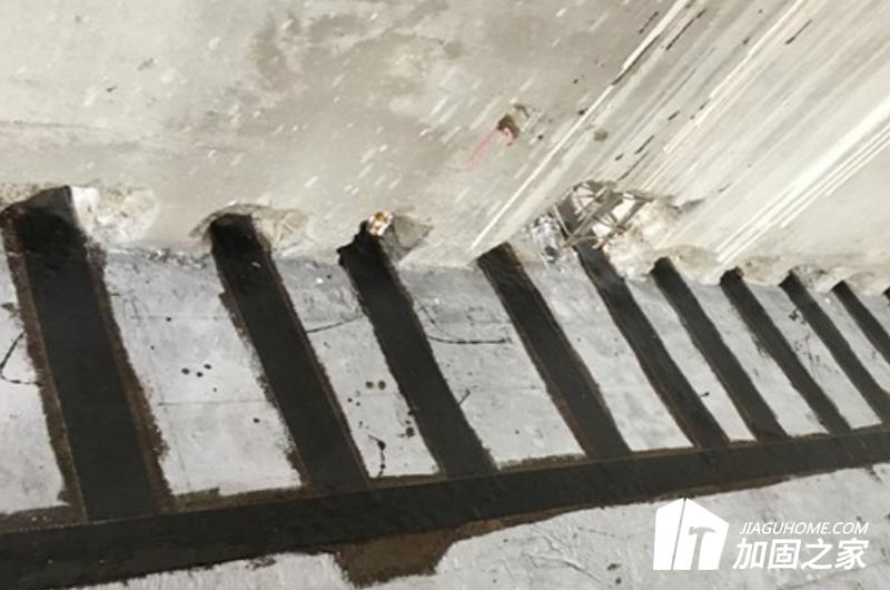 碳纖維加固配制并涂刷環(huán)氧樹脂結構膠