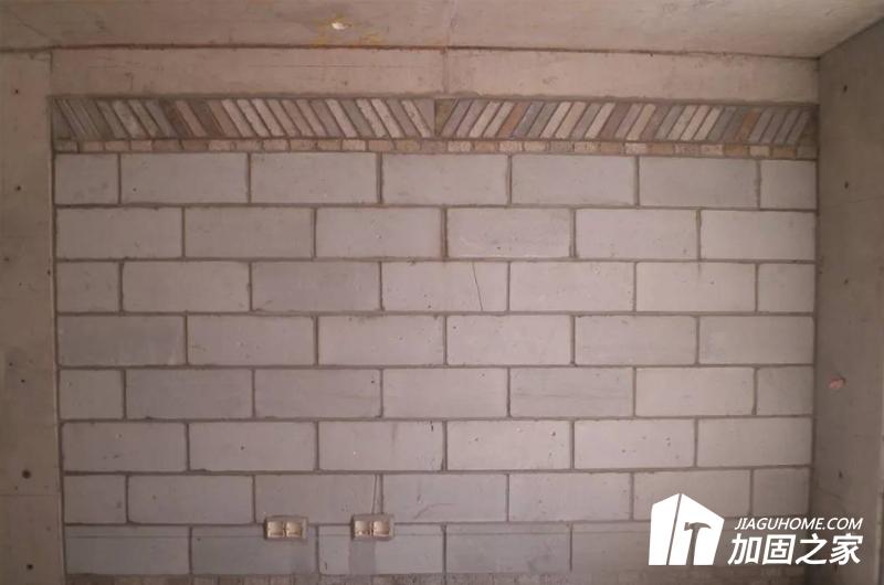 在磚墻加固施工過程中，嚴(yán)格按照施工規(guī)范進(jìn)行施工