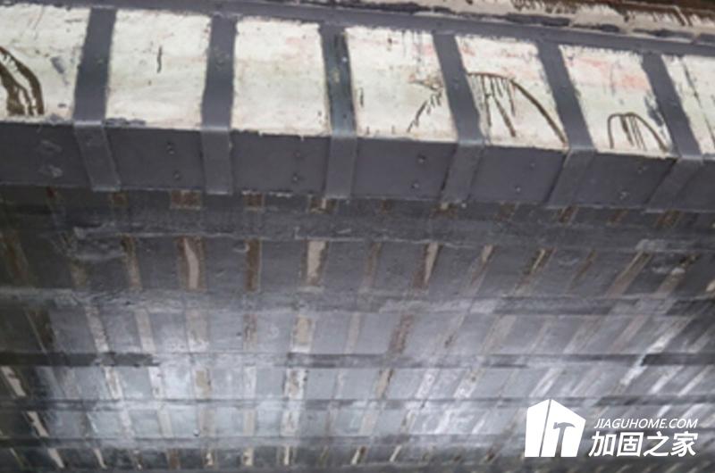 從施工流程看，碳布與粘鋼也十分相似