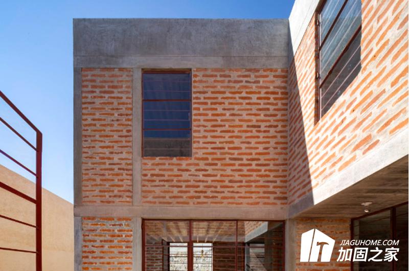 對于多層磚房結構房屋，采用直接增層方案且應符合下列原則