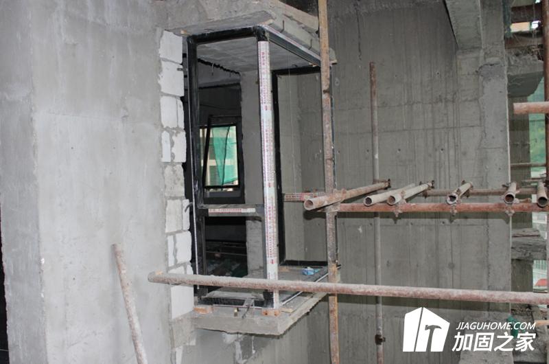 用下承橫梁、上承橫梁、門架和吊桿等構(gòu)件構(gòu)成的支點為彈性支點