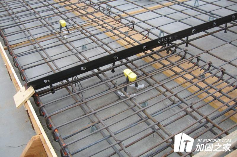 對于用剛性支點加固梁(板)時，結(jié)構(gòu)計算應(yīng)按照下列步驟進(jìn)行