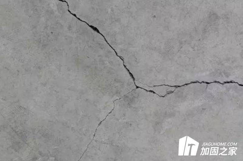 使用合適的材料處理裂縫問題