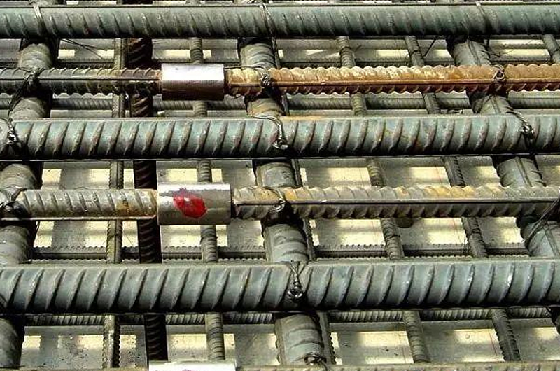 在進(jìn)行鋼筋套筒連接時(shí)，還需要注意以下幾點(diǎn)