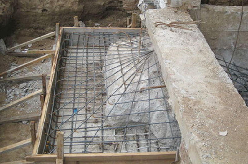 在進行建筑加固時，還需要注重地基的加固