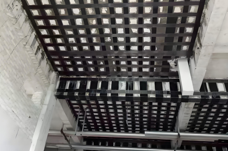 碳纖維加固后的房屋需要等待至少7天的加固層養(yǎng)護(hù)時間