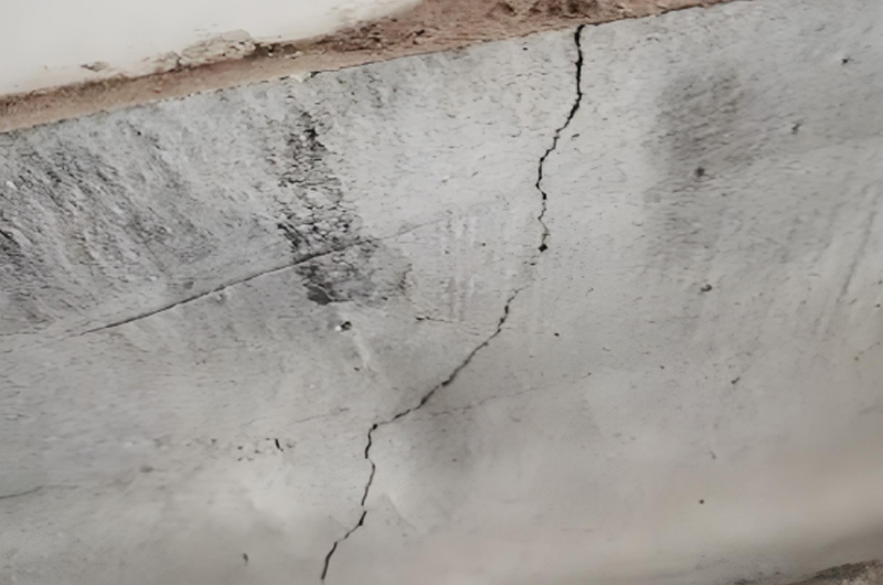地基變形引起的裂縫。