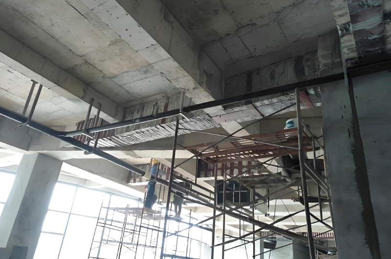 在建筑結(jié)構(gòu)加固施工期間，哪些方面的工作不可忽視?