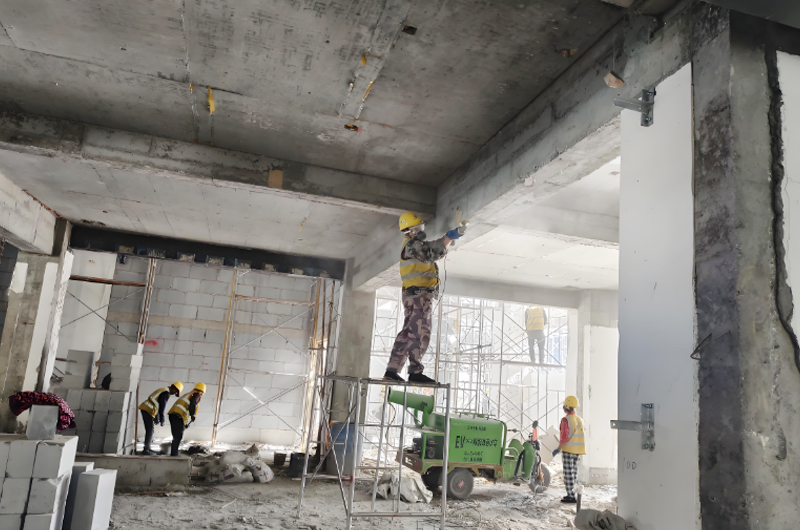 建筑結(jié)構(gòu)加固新舊構(gòu)筑物應(yīng)安全處理。